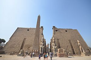 Archivo:Entrance of Luxor Temple