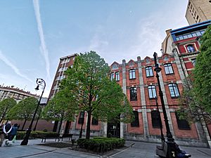 Archivo:Escuela de Hostelería en el Paseo de Begoña, Gijón