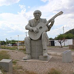Archivo:Estatua Alirio Díaz - Carora, 2017