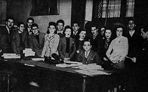 Archivo:Estudiantes de Teatro Experimental junto al rector de la U de Chile Juvenal Hernandez