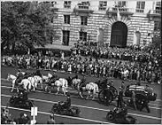 Archivo:Franklin Roosevelt funeral procession 1945