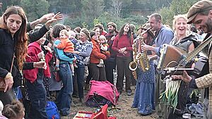 Archivo:Gadjo tocando en la calcotada - Can Masdeu 2007 Castellano