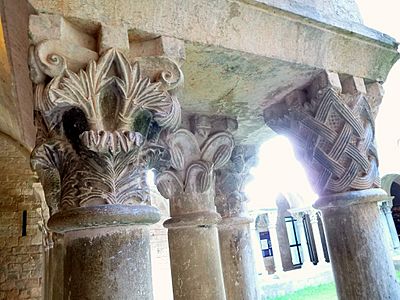 Girona - Ex Monasterio de Sant Pere de Galligants, claustro, capitel 04