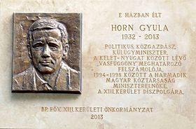 Archivo:Gyula Horn plaque Bp13 Újpesti rkp 11
