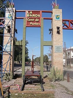 Homenaje de la Municipalidad al escudo de la ciudad de La Banda.jpg