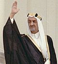Archivo:King Faisal of Saudi Arabia on on arrival ceremony welcoming 05-27-1971 (cropped)