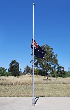 Archivo:Lake Rowan War Memorial 005