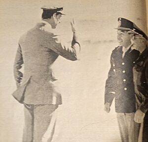 Archivo:Menendez llega a Malvinas