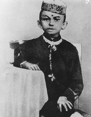 Archivo:Mohandas K Gandhi, age 7