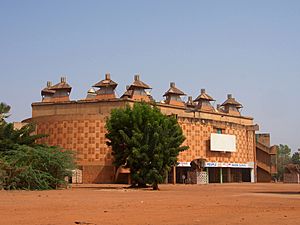 Archivo:Ouagadougou Maison du peuple