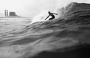 Archivo:Oxnard, Ormond Beach surfing 1975