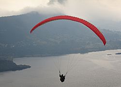 Archivo:Paragliding over Represa San Rafael