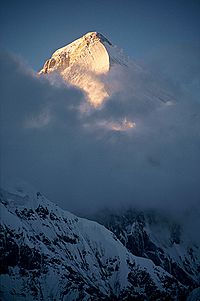 Archivo:Peak of Khan Tengri at sunset
