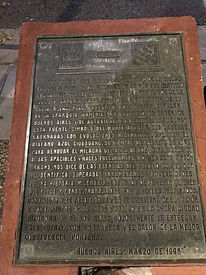 Archivo:Placa conmemorativa de la inauguración de la fuente de la Plaza Ararat