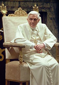 Archivo:Pope Benedictus XVI january,20 2006 (2) mod