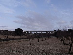Archivo:Puente del ferrocarril sobre el río Valdemembra 02