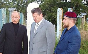 Archivo:Putin, Alkhanov, Kadyrov (2004-08-22)
