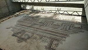 Archivo:Roman mosaics in San Pedro square, Medinaceli, Soria (Spain)