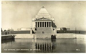 Archivo:Shrine of Remembrance 1930