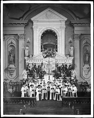 Archivo:St. Vibiana's Church altar boys, Los Angeles, ca.1898-1901 (CHS-2021)
