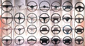 Archivo:Steering wheels from different periods