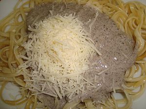 Archivo:Tallarines con salsa de setas y queso rallado