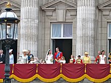 Archivo:The royal family on the balcony