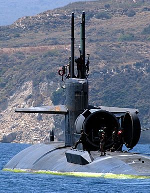 Archivo:US Navy 040719-N-0780F-070 The Los Angeles-class attack submarine USS Dallas (SSN 700) departs Souda Bay harbor following a brief port visit. Dallas is homported in Groton, Conn., and currently on a routine deployment