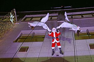 Archivo:Vertical Dance mit Weihnachtsmann und Engeln