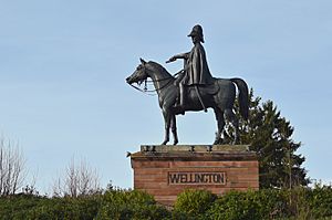 Wellington Statue, Aldershot front.JPG