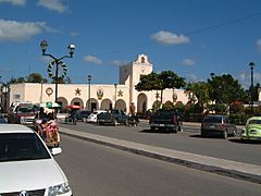 2002.12.30 07 Plaza ayuntamiento Ticul Yucatan Mexico