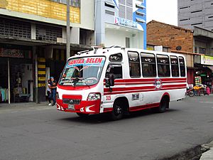 Archivo:2018 Medellín - buseta en la calle 45 con carrera 53 A