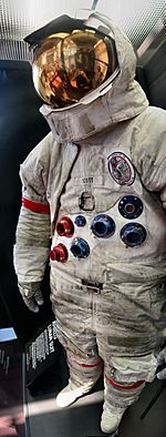 Archivo:Apollo 15 Space Suit David Scott