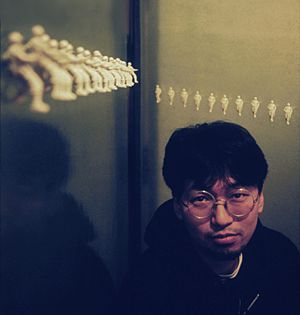 Archivo:Artist Takashi Murakami with early works at Galerie Mars in Tokyo 1992. Photographed by Ithaka Darin Pappas A