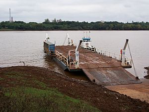 Archivo:Balsa a punto de cruzar el río Uruguay desde Alvear (Argentina) a Itaquí (Brasil).
