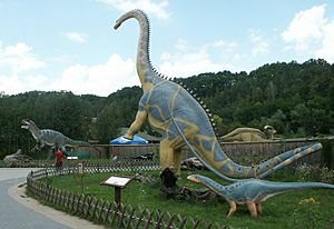 Archivo:Baltow,Poland Diplodocus+Allosaurus
