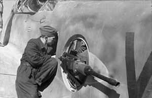 Archivo:Bundesarchiv Bild 101I-445-1861-19, Nordafrika, Arbeit an Bordwaffen einer Me 210-410