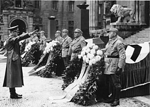 Archivo:Bundesarchiv Bild 183-E12359, München, Adolf Hitler vor Feldherrenhalle