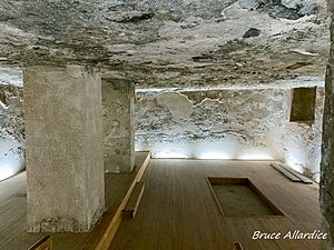 Archivo:Burial Chamber of Akhenaten at Amarna 2025