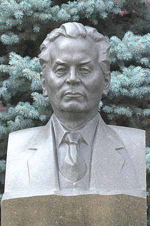 Archivo:Bust of Konstantin Chernenko at Kremlin Wall Necropolis (cropped)