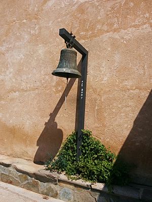 Archivo:Campana en la Iglesia de Santa María de la Antigua (León)