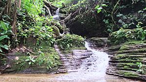 Archivo:Cascadas del valle misterioso Huambi 2