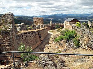 Archivo:Castillo de Cornatel 04 by-dpc