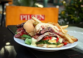 Chivito al pan uruguayo.jpg