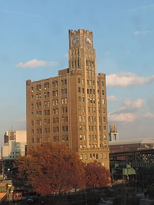 Archivo:Clock tower 29-27 41st Ave, Queens Plaza jeh