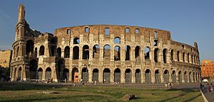 Archivo:Colosseum exterior, inner and outer wall AvL