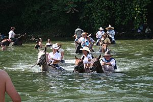 Archivo:Cruzando el río Tùa a caballo