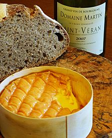Archivo:Epoisses Bourgogne cheese and wine