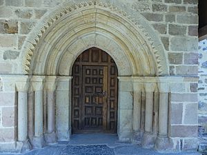 Archivo:Ermita de Nuestra Señora de la Asunción (Caloca) - Detalle portico