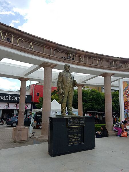 Estatua Benito Juárez 2 Zitácuaro